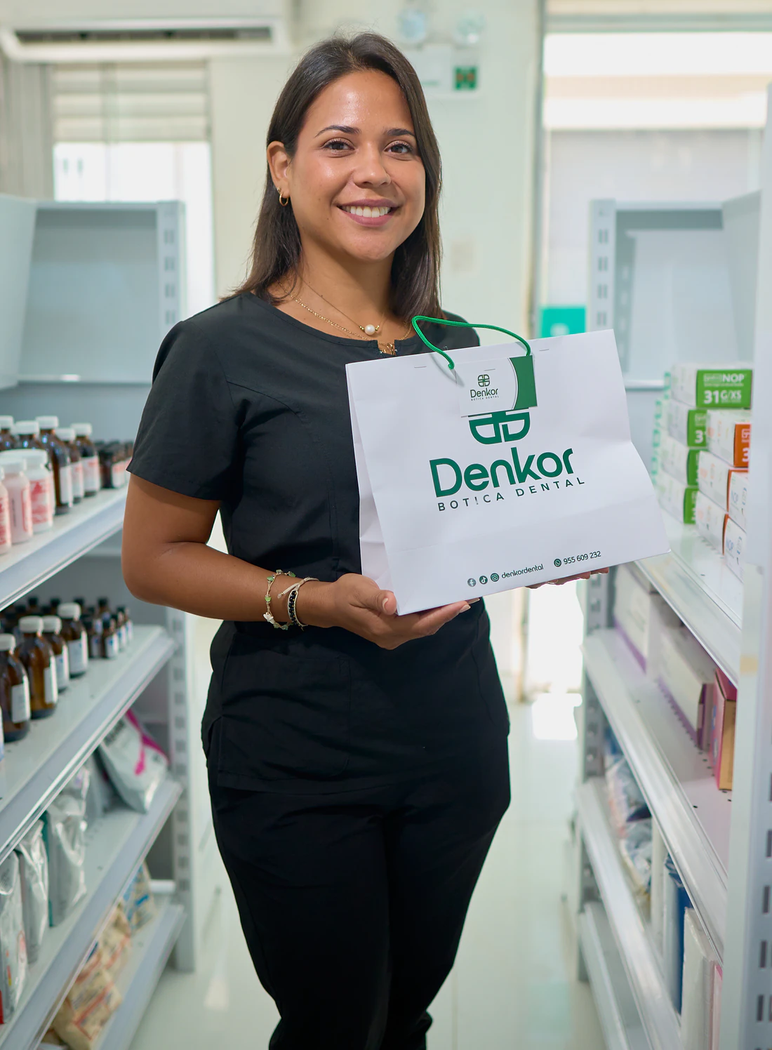 En el pasillo del local, con la bolsa de Denkor lista para llevar