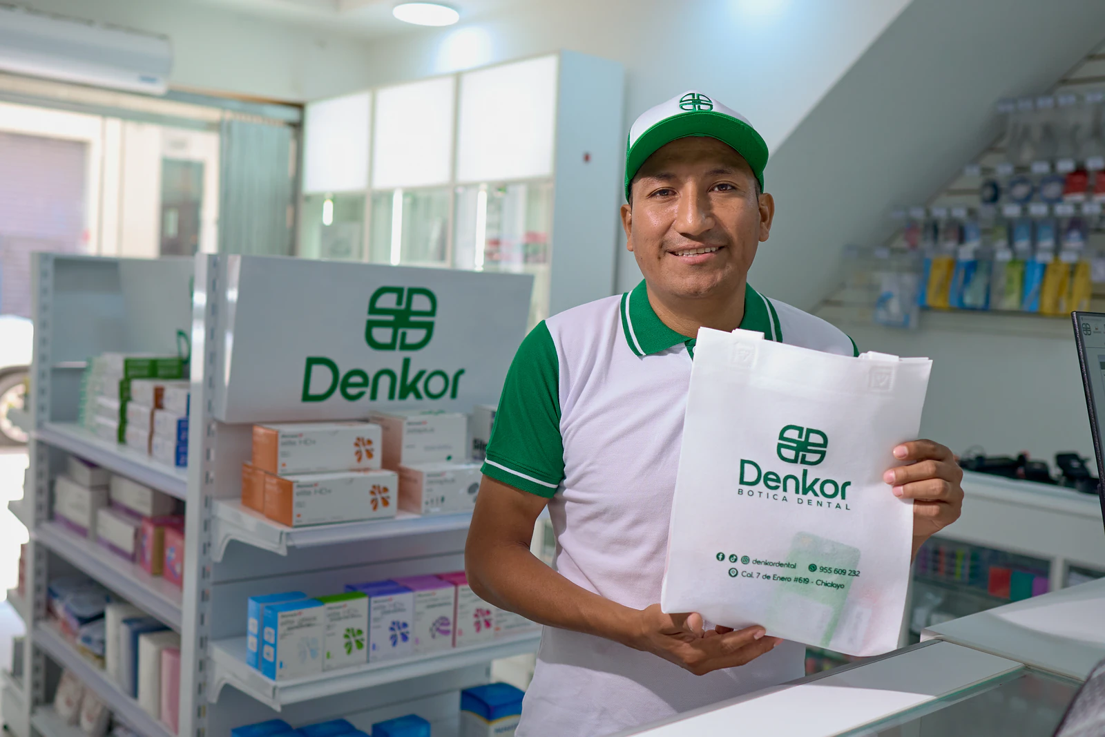 Detrás del mostrador: personal de Denkor con el pedido listo para entregar